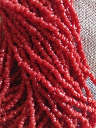 Collana con perline rosse e chiusura