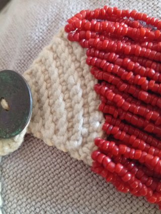 Collana con perline rosse e chiusura