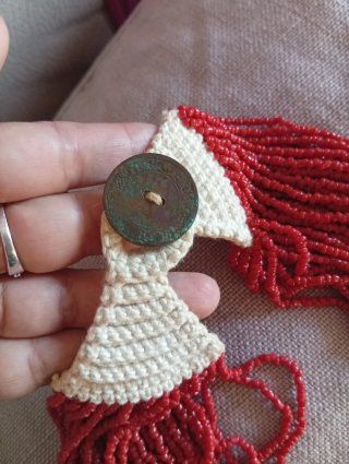 Collana con perline rosse e chiusura