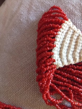 Collana con perline rosse e chiusura