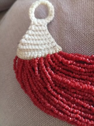 Collana con perline rosse e chiusura