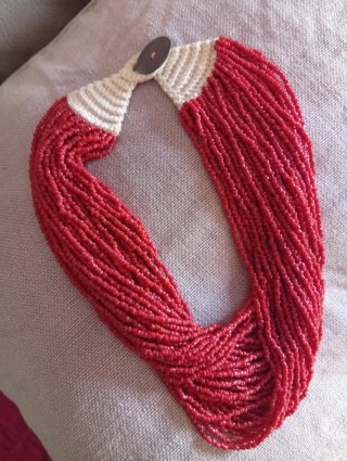 Collana con perline rosse e chiusura