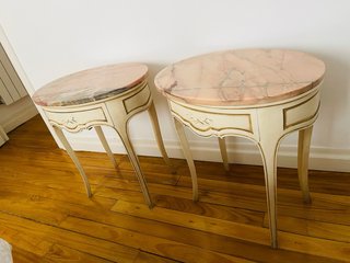 Mesitas antiguas de mármol y madera