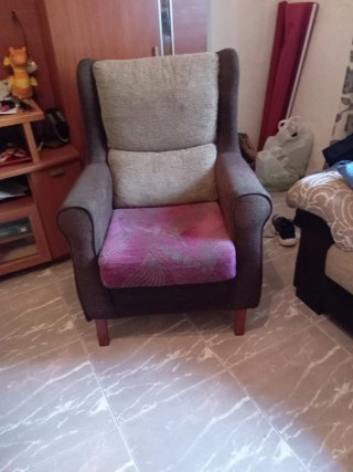 Sillón tapizado tela y madera