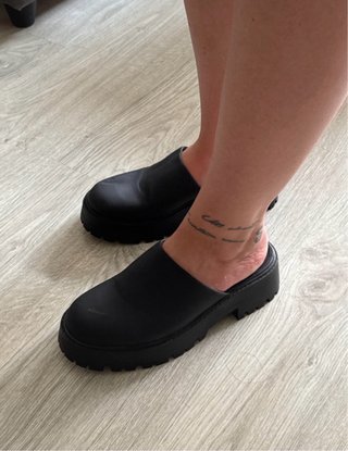Zuecos negros