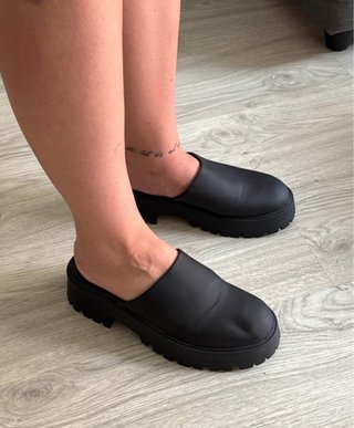 Zuecos negros