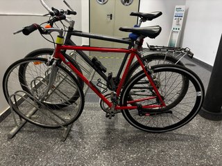 Bicicleta montaña 26”, clásica ((Es la gris))