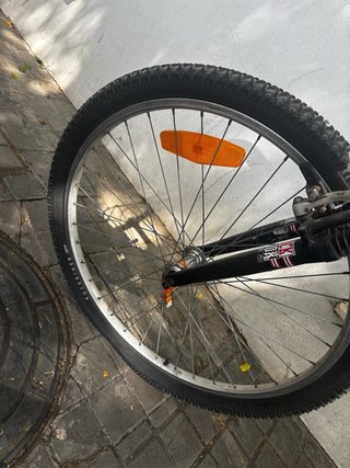 Bicicleta montaña 26”, clásica ((Es la gris))
