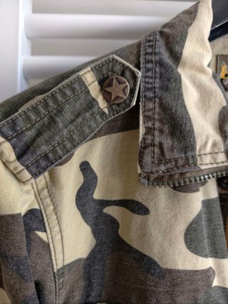 Giacca jeans mimetica stile militare con borchie