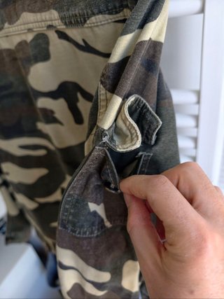 Giacca jeans mimetica stile militare con borchie
