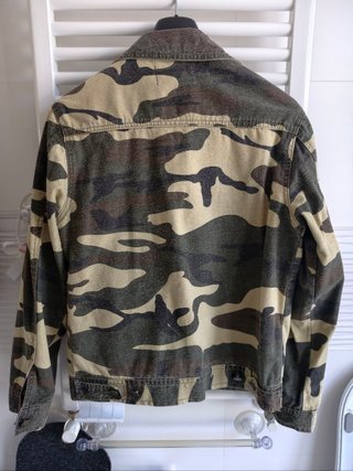 Giacca jeans mimetica stile militare con borchie