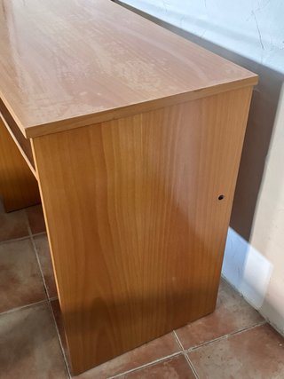 Escritorio de madera marrón