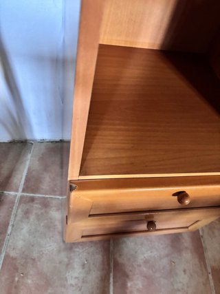 Escritorio de madera marrón