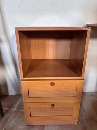 Escritorio de madera marrón