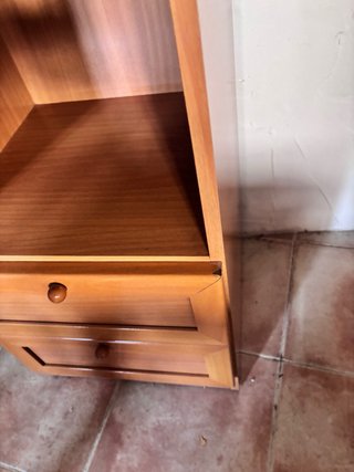 Escritorio de madera marrón