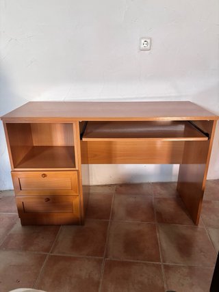 Escritorio de madera marrón
