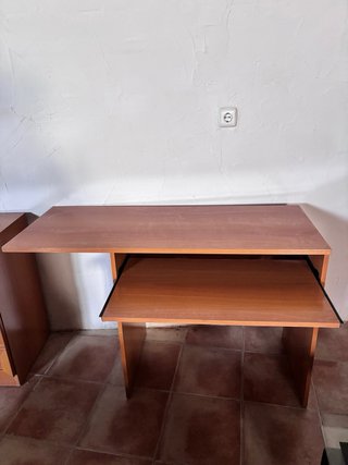 Escritorio de madera marrón