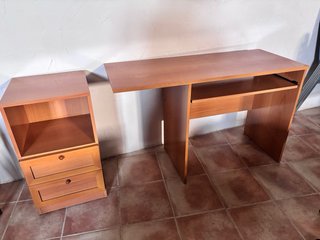 Escritorio de madera marrón
