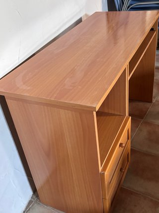 Escritorio de madera marrón