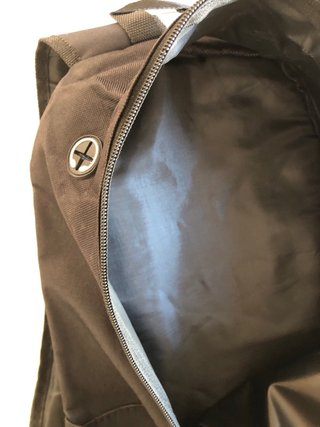 Mochila negra con cordones y bolsillos