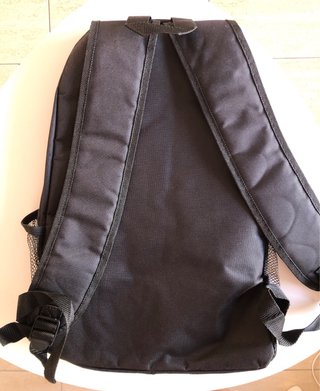 Mochila negra con cordones y bolsillos