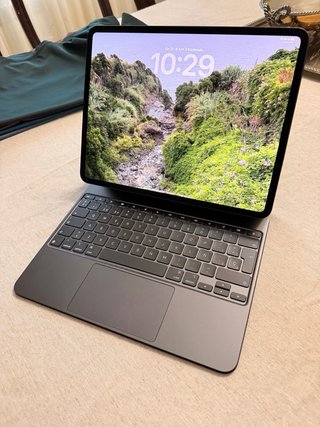 Magic Keyboard iPad Pro M5 Space Gray