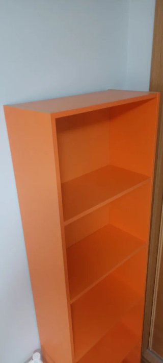 Estantería naranja de madera