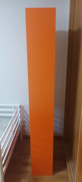 Estantería naranja de madera