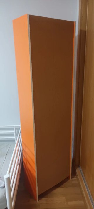 Estantería naranja de madera