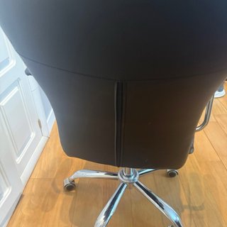 Silla de despacho tapizada cuero negro