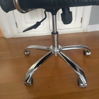 Silla de despacho tapizada cuero negro