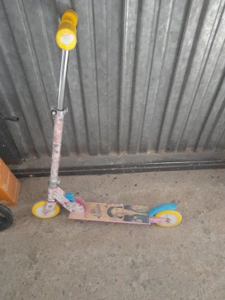 Patinetes infantiles azul, verde y rosa