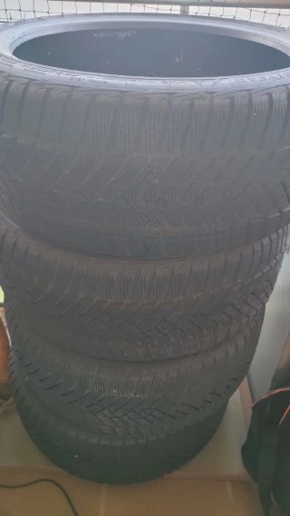 4 Neumáticos seminuevos Goodyear Invierno 225/40/1