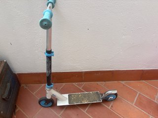 Patinete infantil azul y plateado