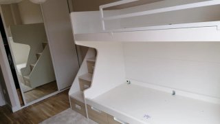 Litera juvenil con escalera de cajones
