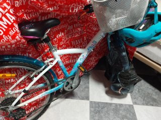 bicicleta B'Twin con casco a juego