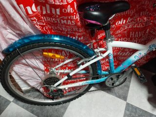 bicicleta B'Twin con casco a juego