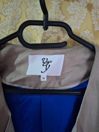 Blazer beige y negro con forro azul