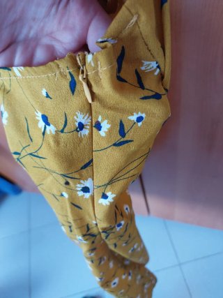 Vestitino estivo con motivo floreale giallo ocra