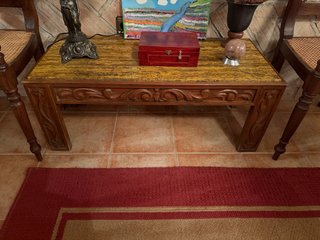 Mesa de madera maciza con tapa de mármol
