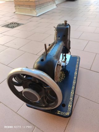 Máquina de coser antigua negra y dorada