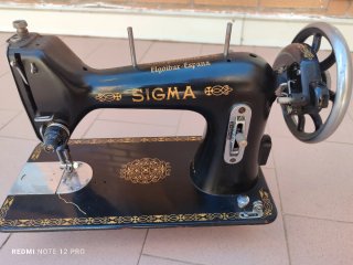 Máquina de coser antigua negra y dorada