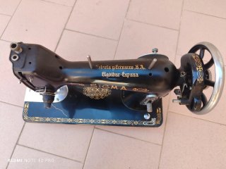 Máquina de coser antigua negra y dorada