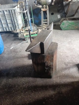 Yunque de hierro pesa 100 kg,  se regala mazo