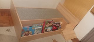 Cama infantil de madera con librería y tobogan