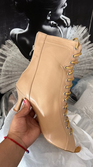 Botines de tacón beige con cordones