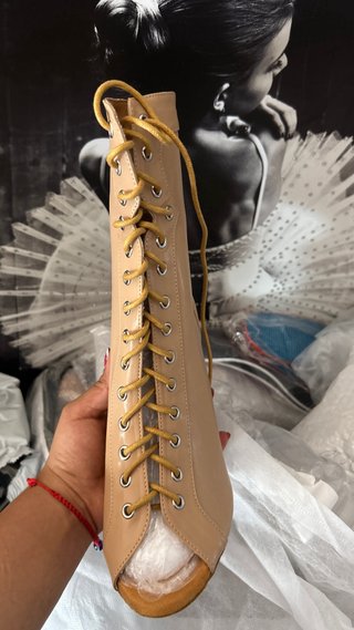 Botines de tacón beige con cordones