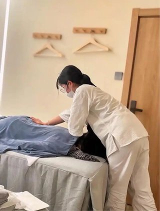 Chica china ofrece servicio de masaje a domicilio.