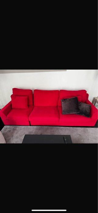 Sofa de tres plazas, color rojo. Buen estado.