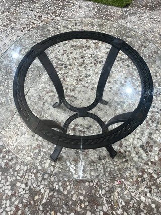 MESA METÁLICA CON CRISTAL